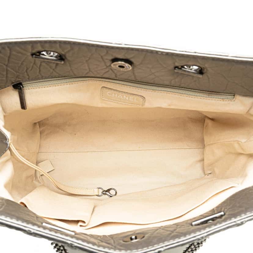 Chanel Reissue 2.55 Quilted Aged Calfskin Tote Silver Leather Good condition - Model View