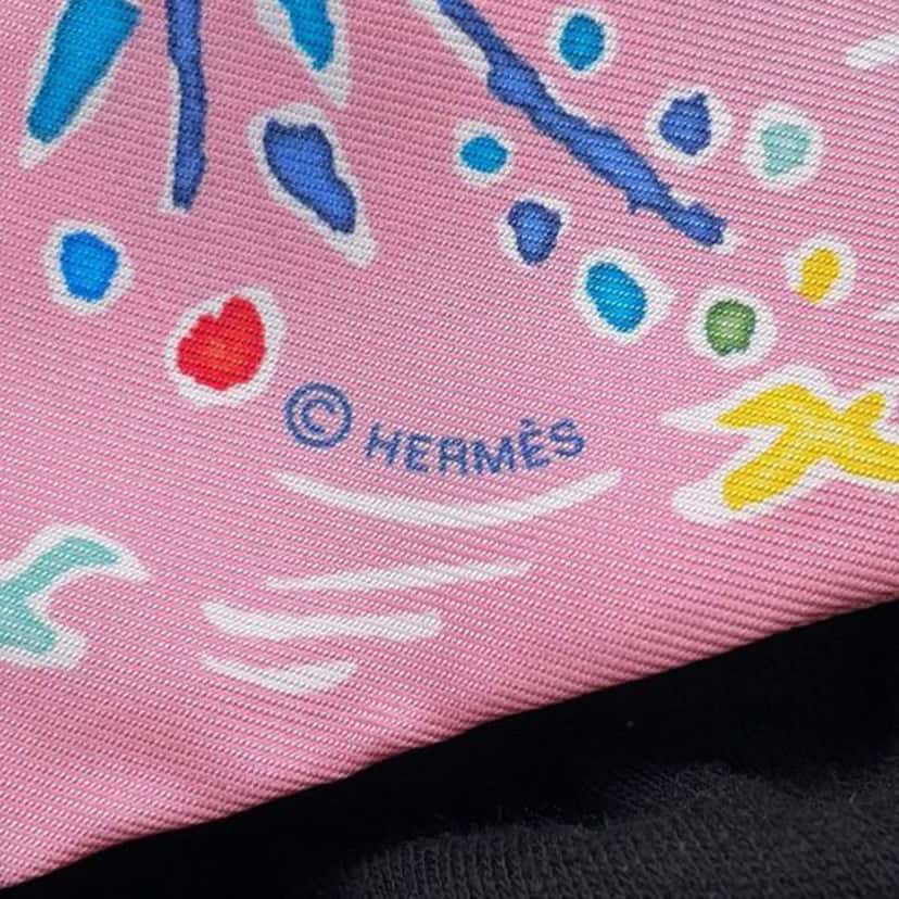 Hermès Isola Di Primavera Silk Twilly Scarf Pink Silk Very good condition - Model View