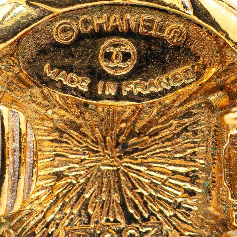 Chanel Gold Plated CC Round Clip On Earrings Gold Metal Good condition - Model View