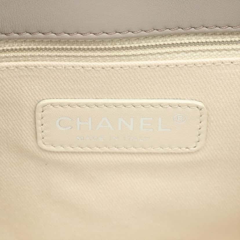Chanel CC Quilted Patent Soft Tote Brown Leather Good condition - Model View