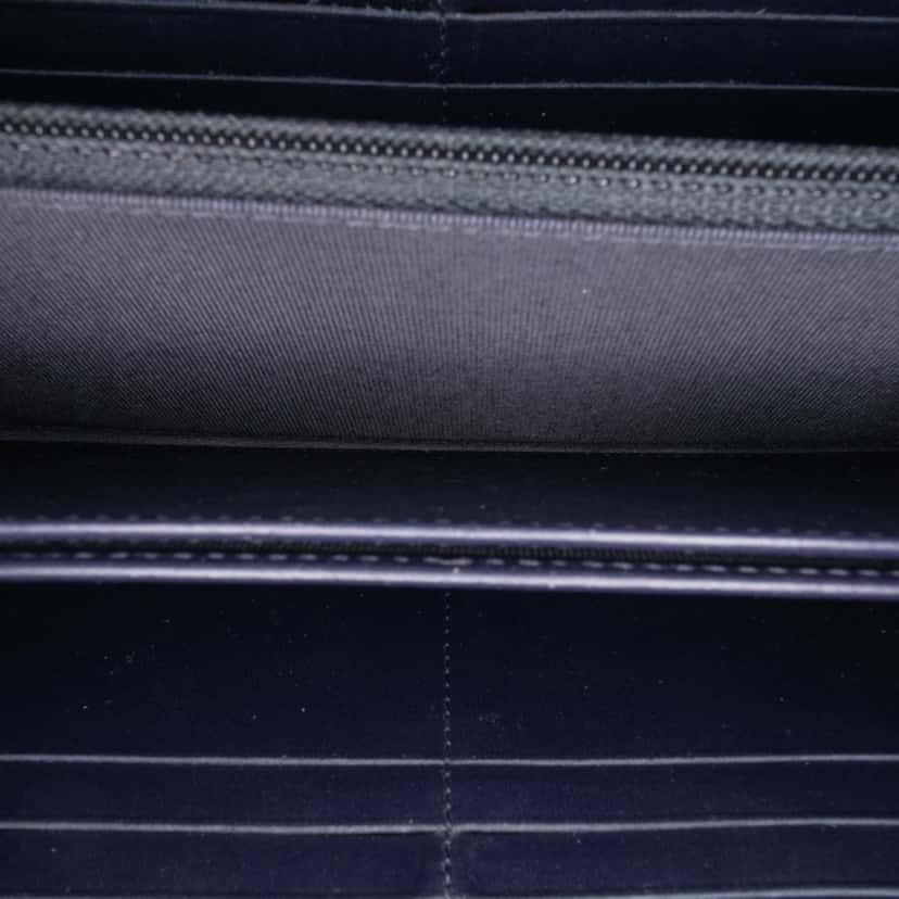 Chanel CC Quilted Caviar Zip Around Long Wallet Blue Leather Good condition - Model View