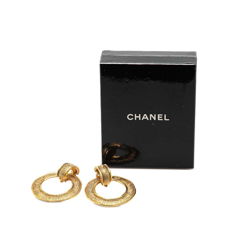 Chanel Gold Plated Round Clip on Earrings Gold Metal Good condition - Model View