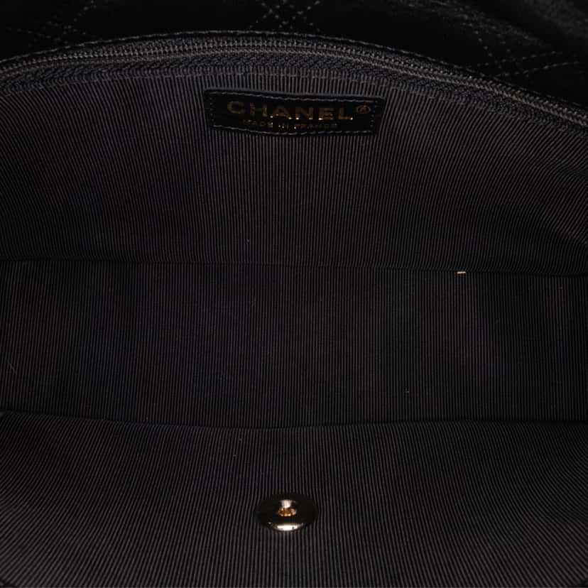 Chanel Medium Quilted Lambskin Pearl Studs Flap Black Leather Good condition - Model View