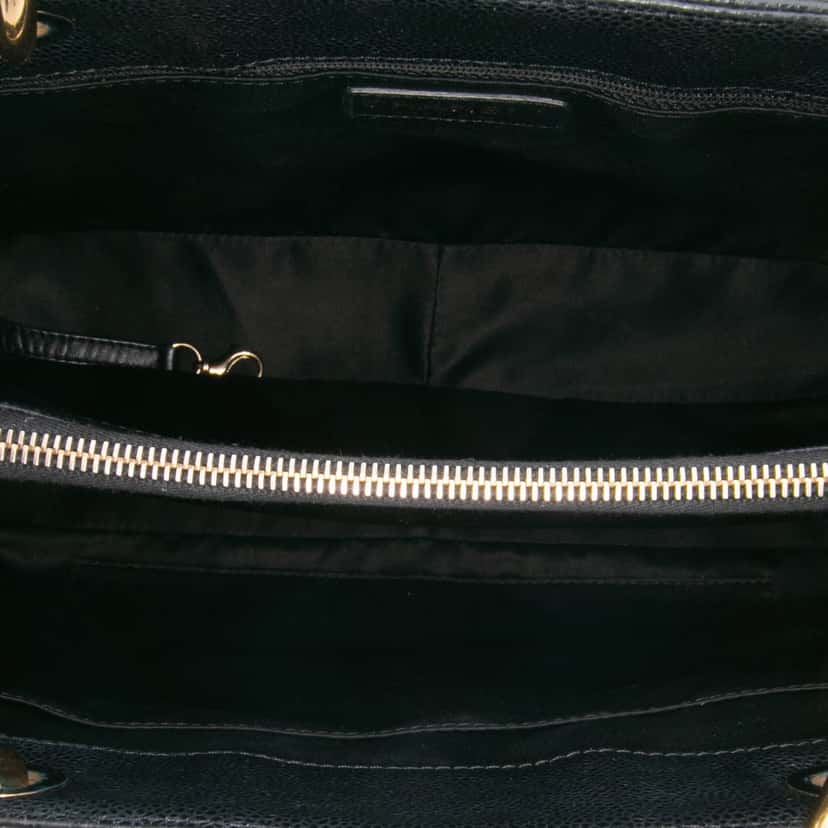 Chanel Caviar Grand Shopping Tote Black Leather Good condition - Model View