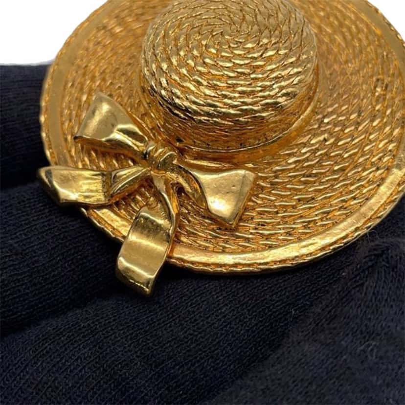 Chanel Gold Plated Straw Hat Brooch Gold Metal Good condition - Model View