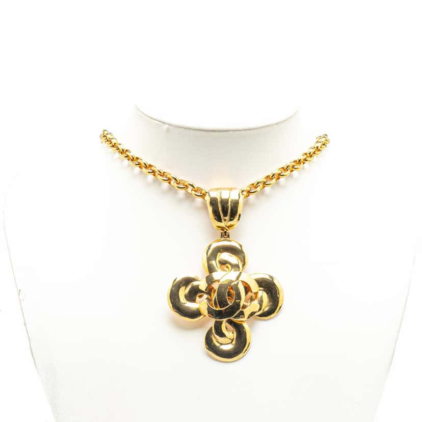 Chanel Gold Plated CC Clover Pendant Necklace Gold Metal Good condition - Model View