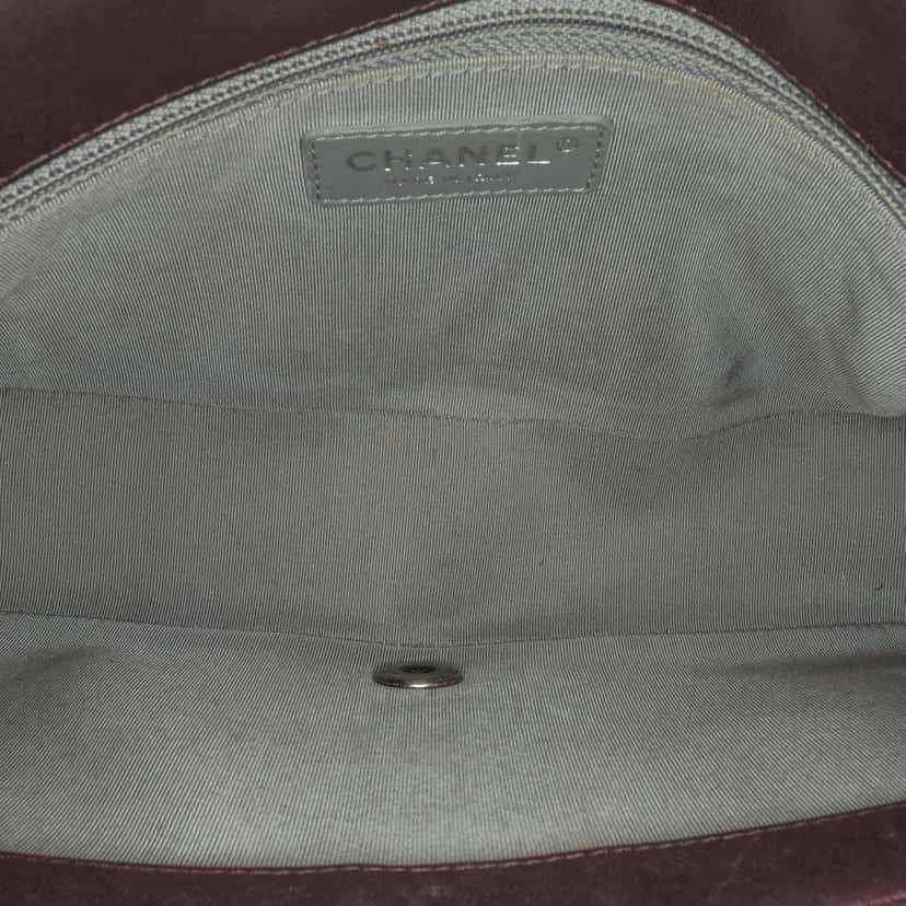Chanel Medium Patent Coco Boy Flap Purple Leather Good condition - Model View
