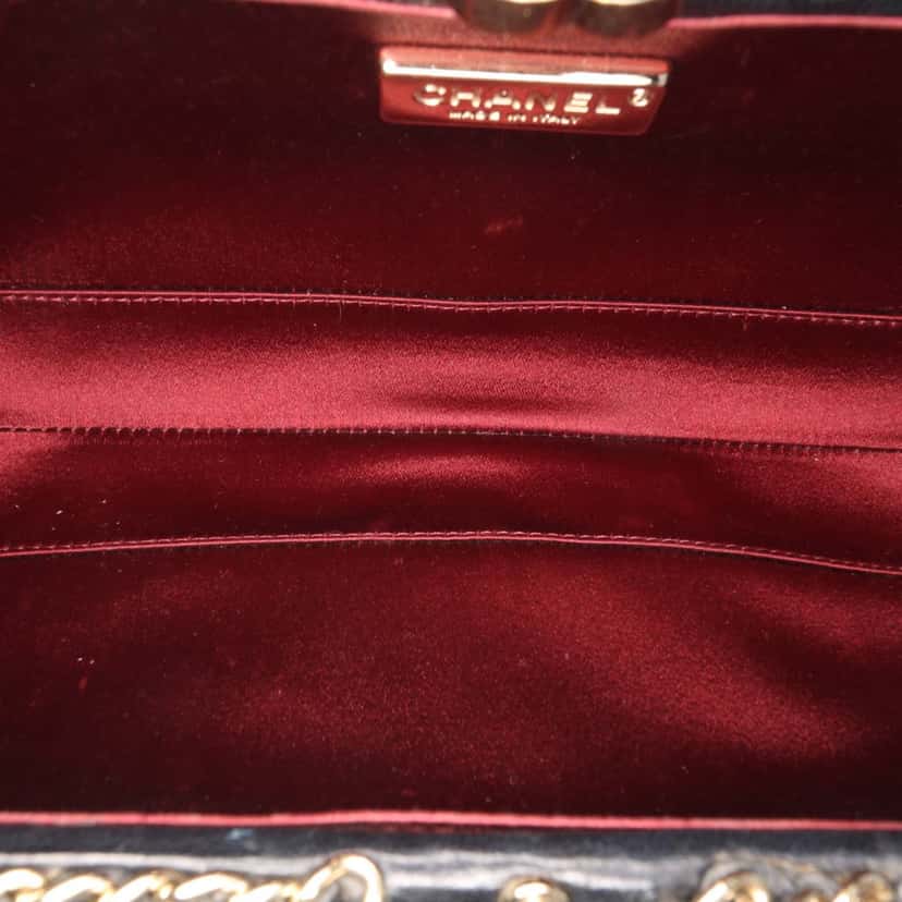 Chanel Quilted Lambskin Chain Around Clutch Black Leather Good condition - Model View