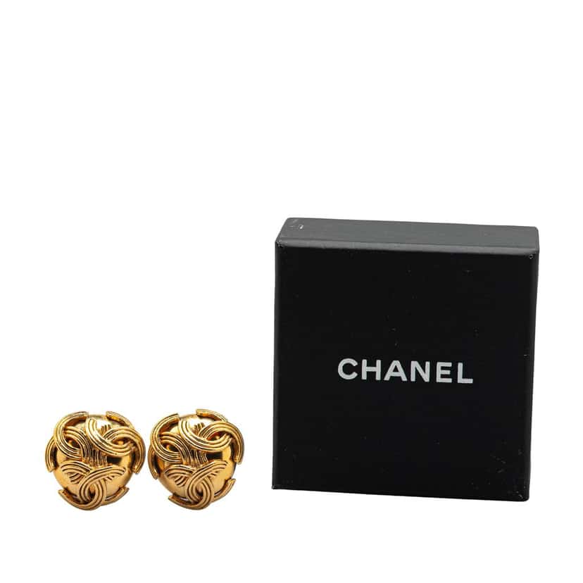 Chanel Gold Plated Triple CC Round Clip On Earrings Gold Metal Good condition - Model View