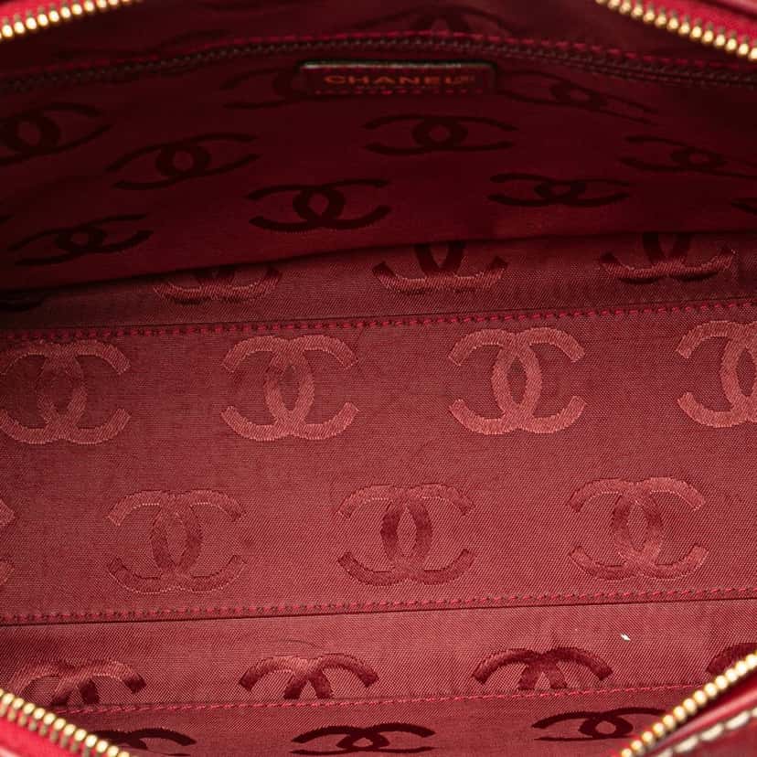 Chanel CC Lambskin Wild Stitch Handbag Red Leather Good condition - Model View
