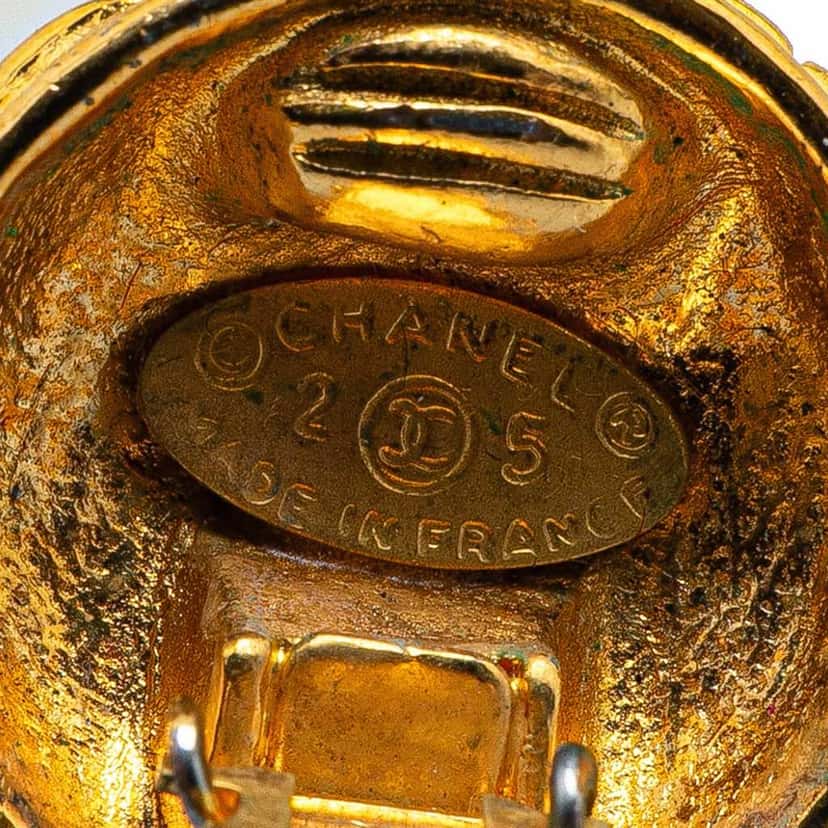 Chanel Gold Plated CC Quilted Round Clip on Earrings Gold Metal Good condition - Inside View
