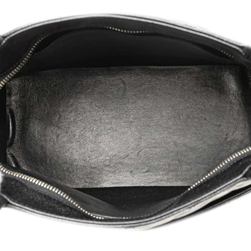 Chanel Caviar Medallion Tote Black Leather Good condition - Model View