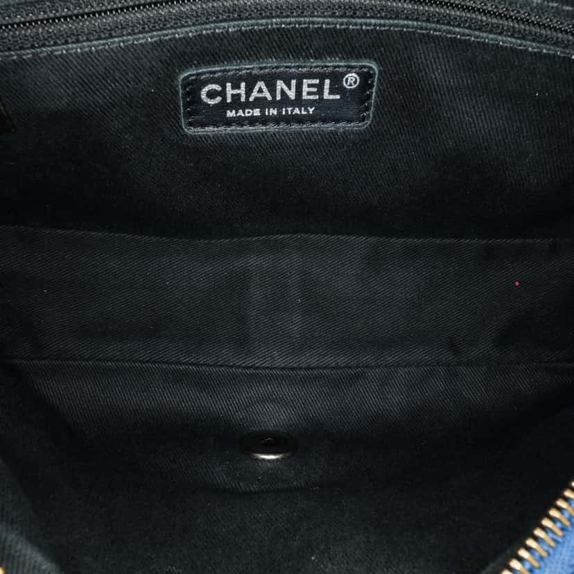 Chanel Jumbo Quilted Iridescent Caviar Easy Flap Blue Leather Good condition - Model View