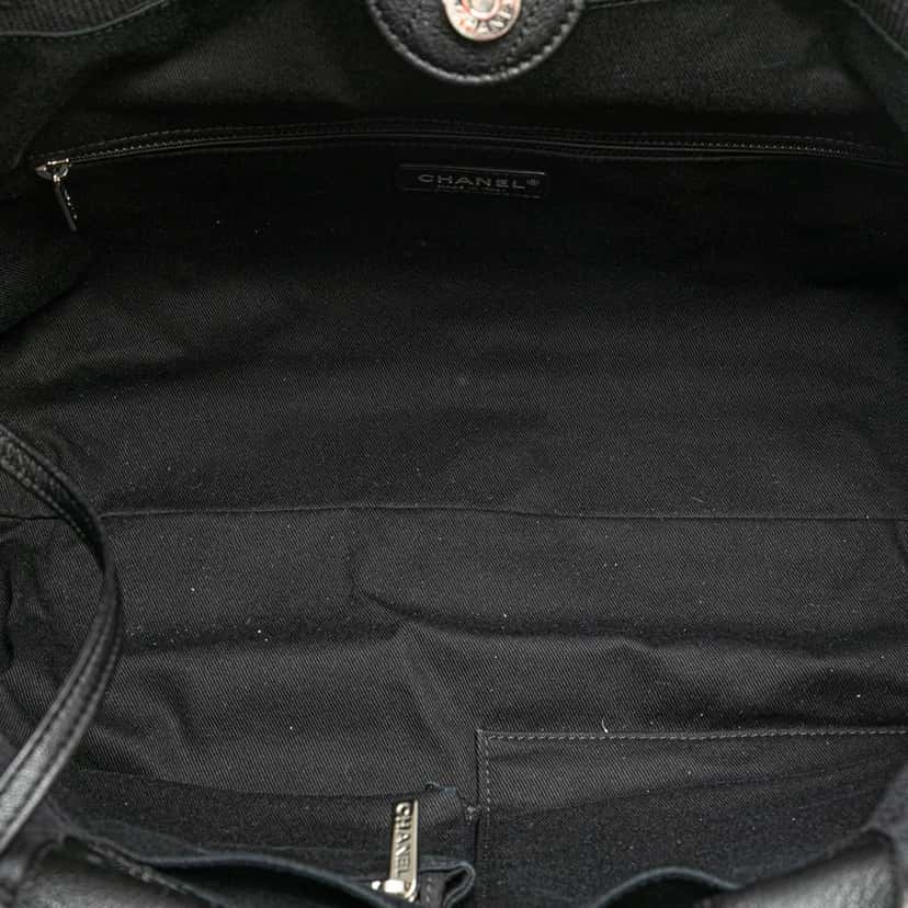 Chanel Medium CC Double Face Deauville Tote Black Canvas Good condition - Model View