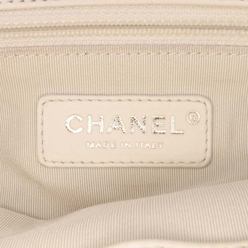 Chanel Medium Quilted Lambskin CC Coin Flap White Leather Good condition - Box View