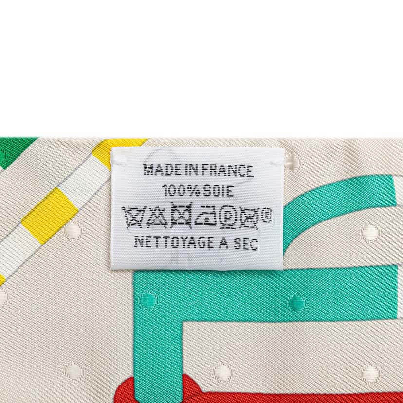 Hermès Bouclerie Moderne Plumetis Silk Twilly Scarf White Silk Very good condition - Model View