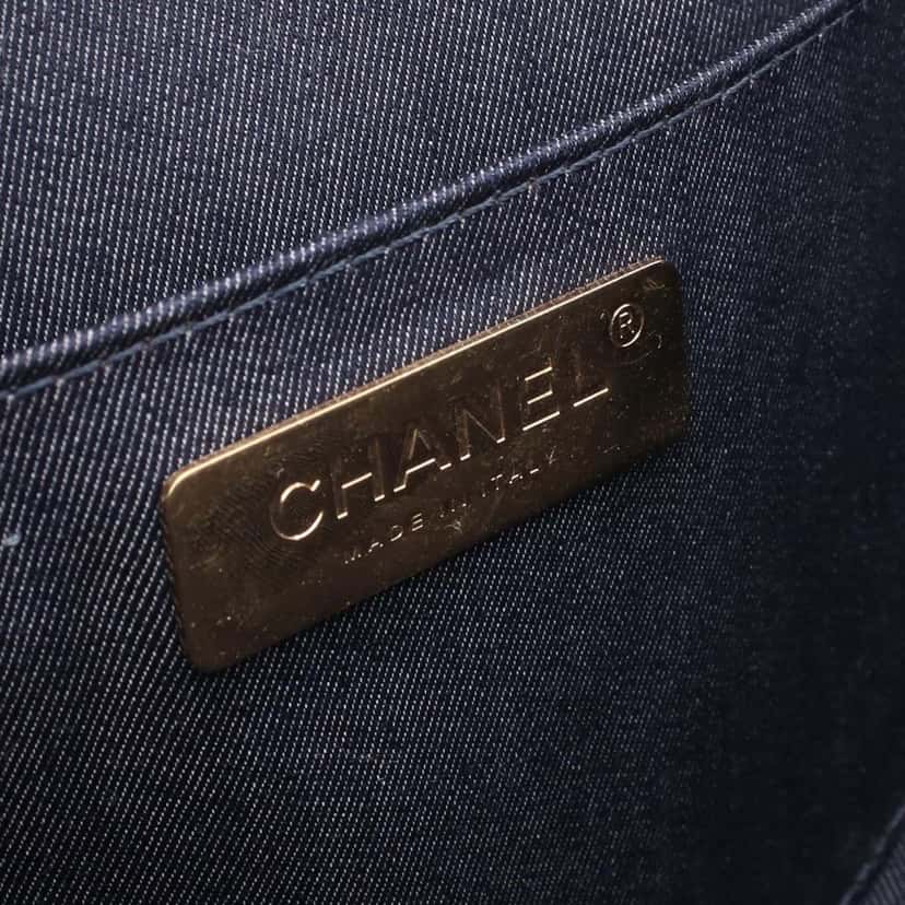 Chanel Crumpled Calfskin En Vogue Round Bag Black Leather Good condition - Model View