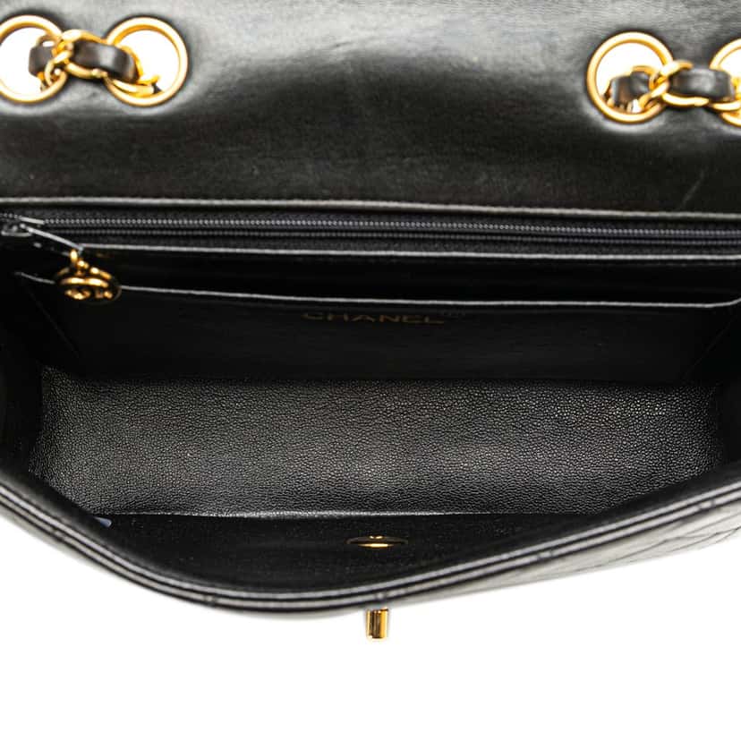 Chanel Medium CC Quilted Lambskin Border Single Flap Black Leather Good condition - Model View