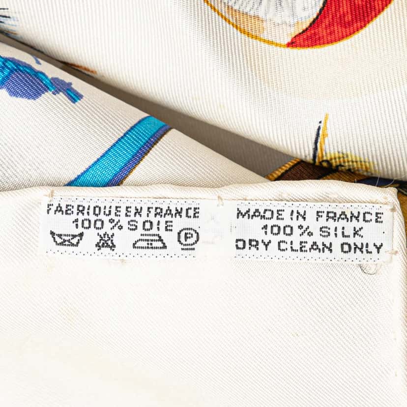 Hermès Couvee D'Hermes Silk Scarf White Silk Good condition - Model View