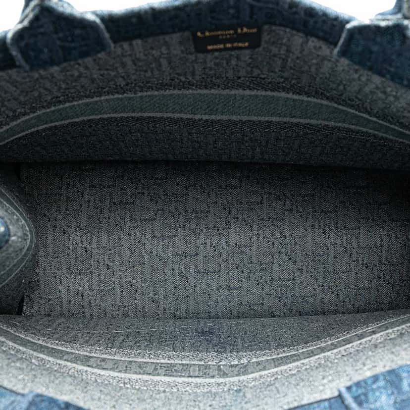 Dior Large Oblique Denim Book Tote Blue Denim Very good condition - Model View