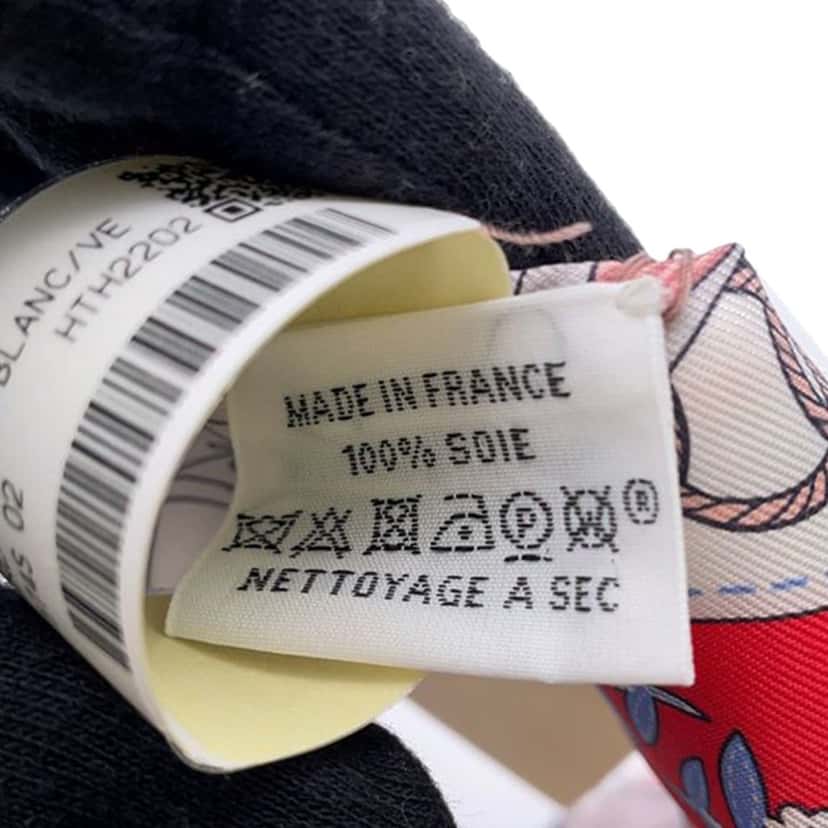 Hermès Cliquetis Silk Twilly Scarf White Silk Very good condition - Model View