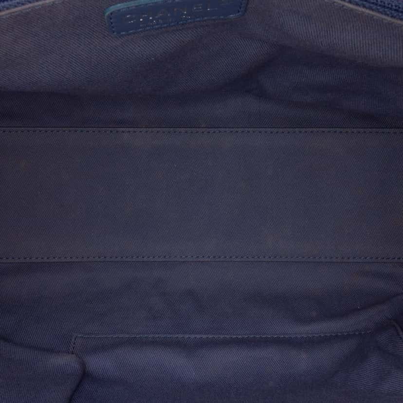 Chanel Large Denim Deauville Bowling Bag Blue Denim Good condition - Model View