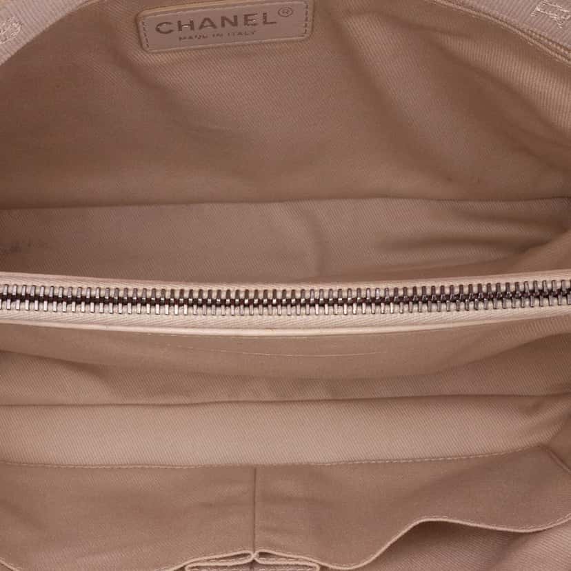 Chanel Large Quilted Shiny Lambskin Burgundy Rocks Flap Red Leather Good condition - Model View