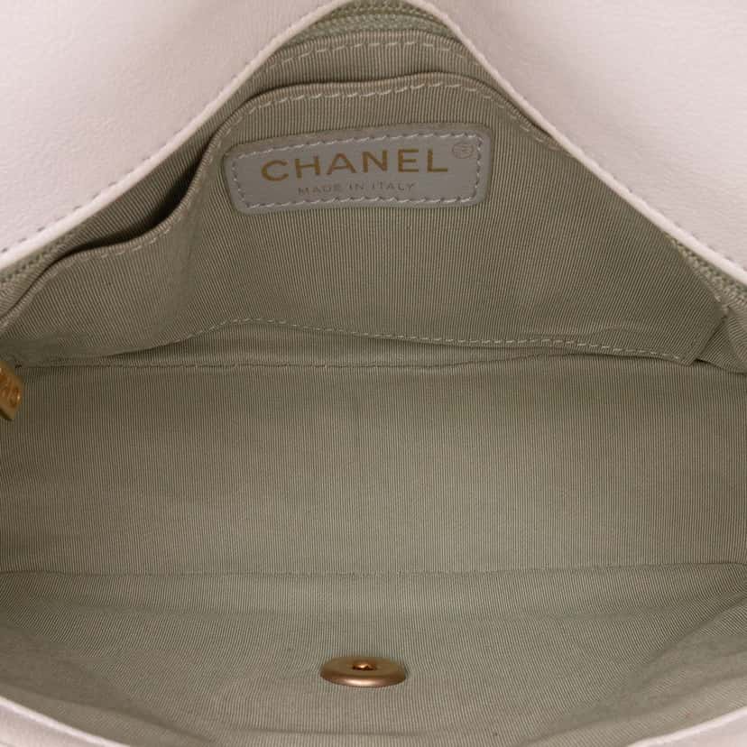 Chanel CC Quilted Calfskin Single Flap White Leather Good condition - Model View