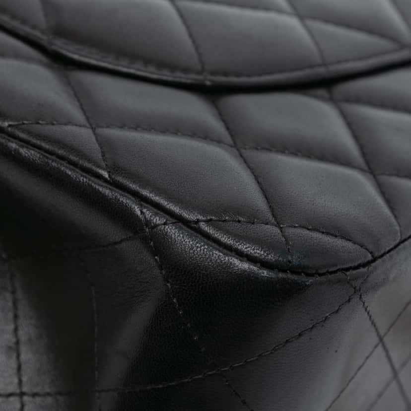 Chanel Jumbo Classic Lambskin Double Flap Black Leather Good condition - Model View