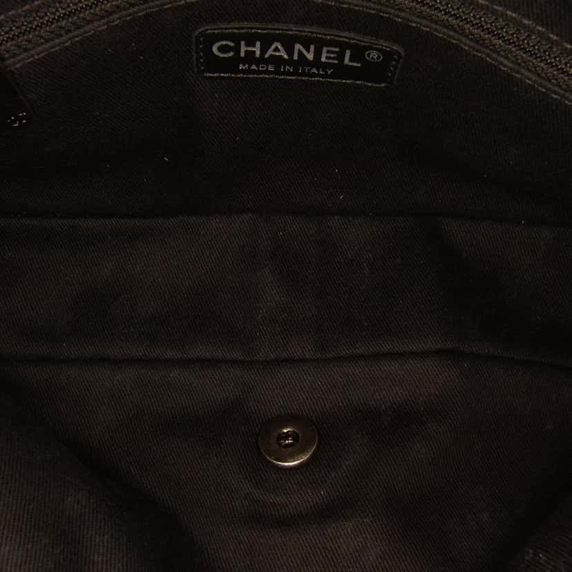Chanel Medium Quilted Iridescent Caviar Easy Flap Blue Leather Good condition - Model View