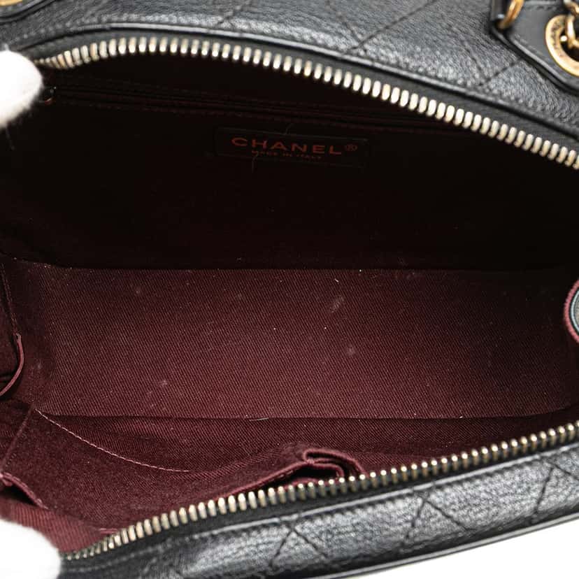 Chanel Goatskin and Quilted Calfskin Coco Curve Vanity Case Black Leather Good condition - Model View