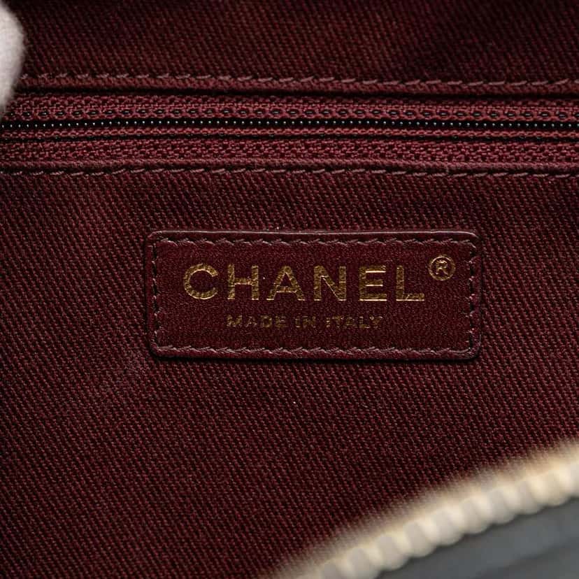 Chanel Goatskin and Quilted Calfskin Coco Curve Vanity Case Black Leather Good condition - Box View