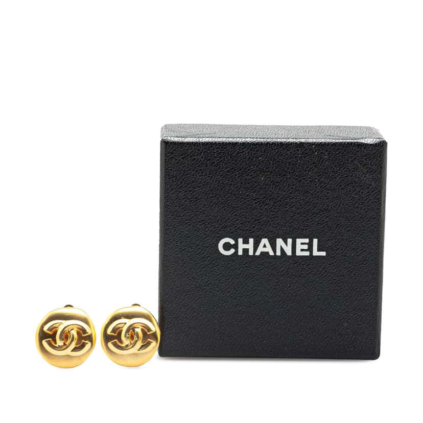 Chanel Gold Plated CC Round Clip On Earrings Gold Metal Good condition - Model View