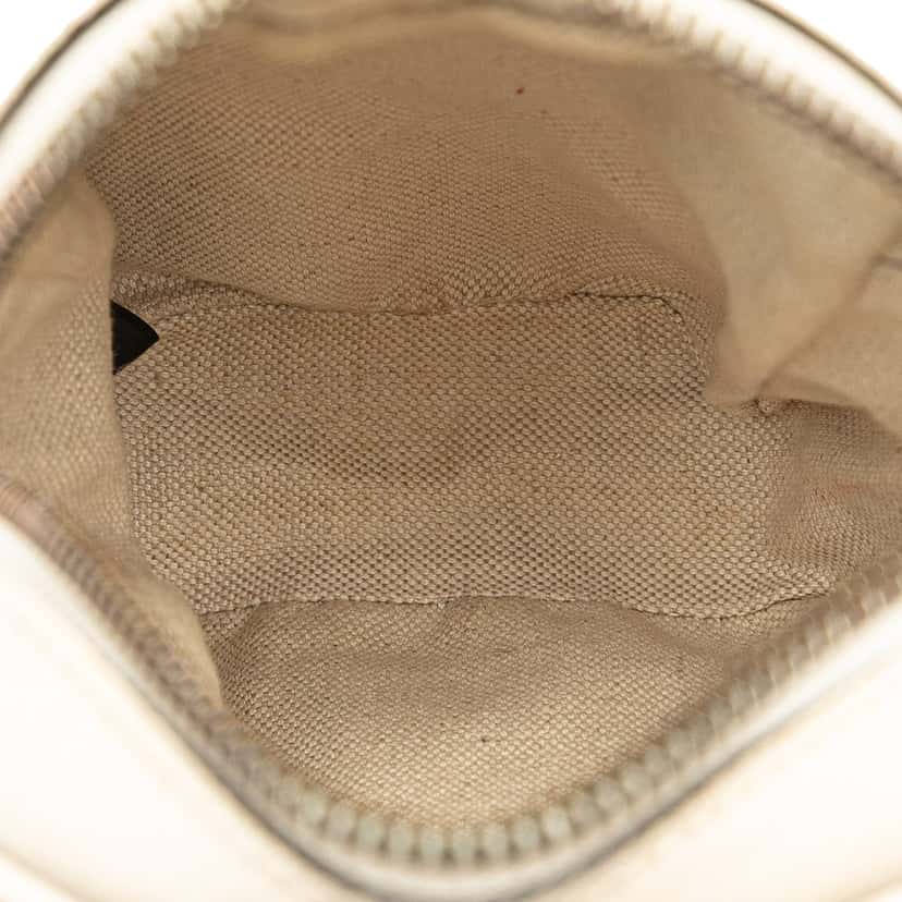 Gucci Mini Grained Leather Logo Crossbody White Leather Good condition - Model View