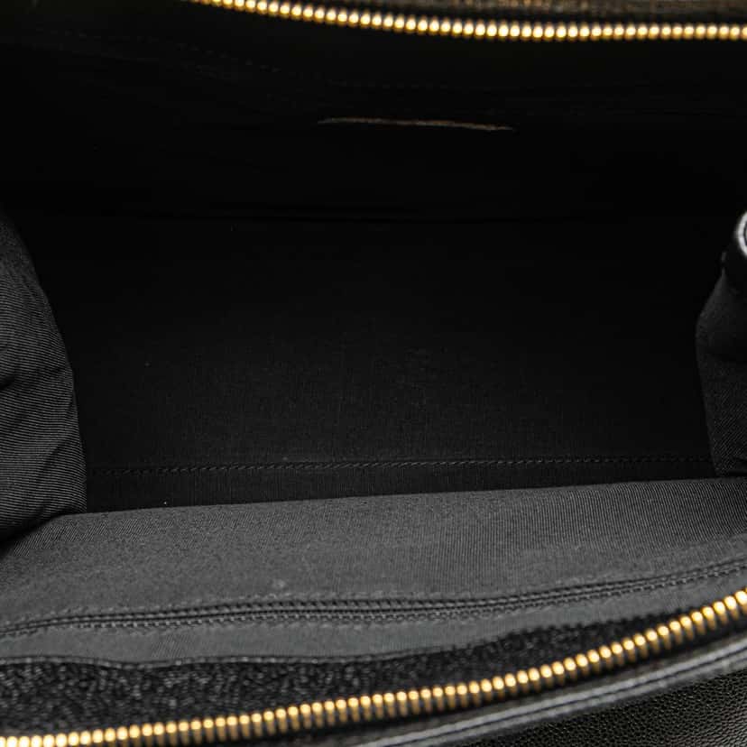 Chanel CC Caviar Leather Tote Black Leather Good condition - Model View