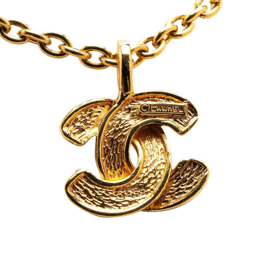 Chanel Gold Plated CC Quilted Pendant Necklace Gold Metal Good condition - Model View