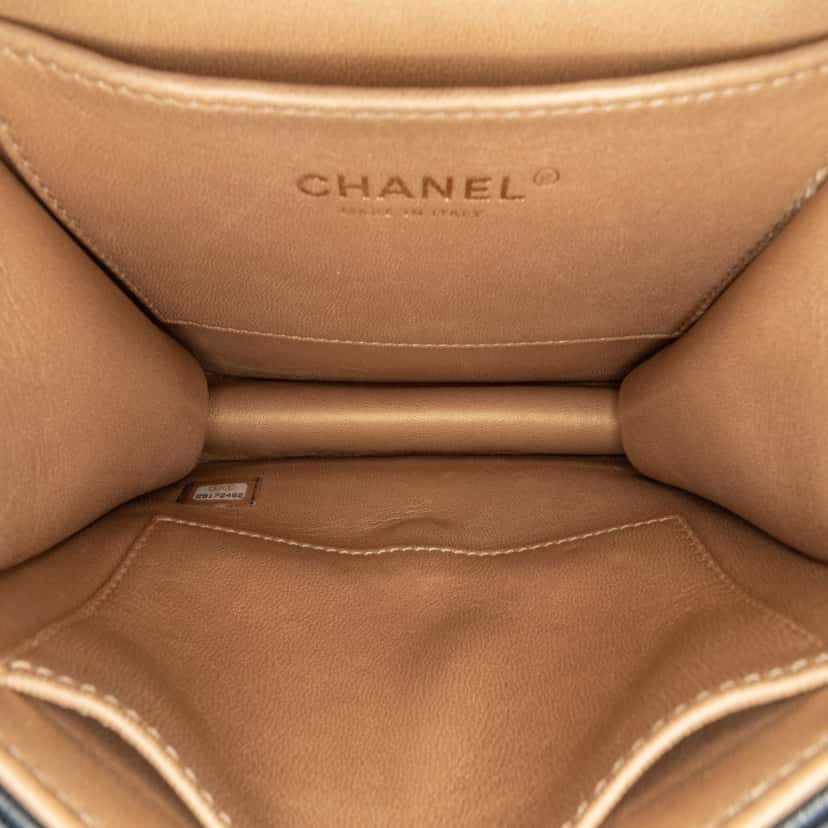 Chanel Small Lambskin Chic Pearls Flap Black Leather Good condition - Model View