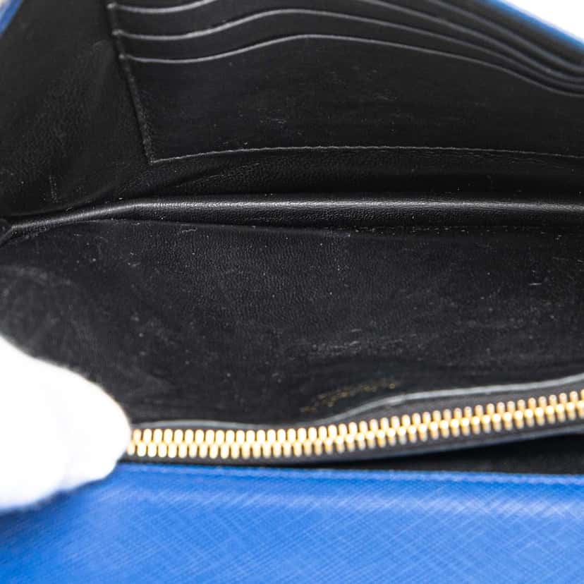 Prada Saffiano Lux Monochrome Wallet on Chain Blue Leather Good condition - Model View