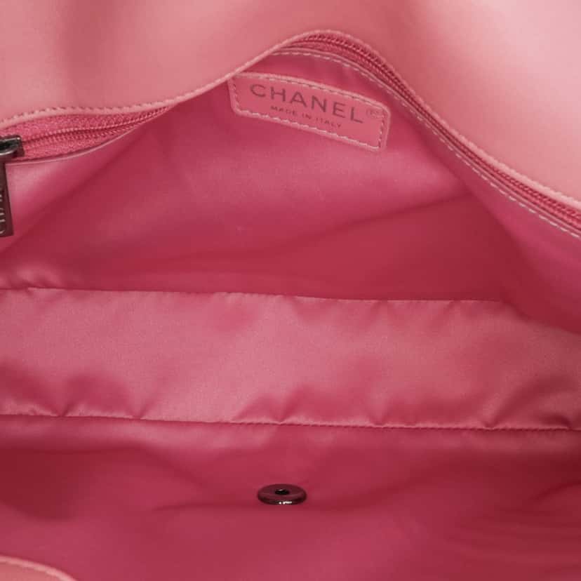 Chanel Medium Lambskin CC Crossing Flap Pink Leather Good condition - Model View