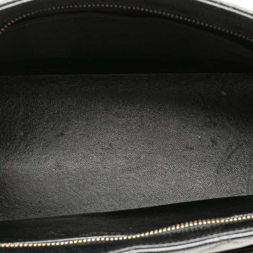 Chanel Caviar Medallion Tote Black Leather Good condition - Model View