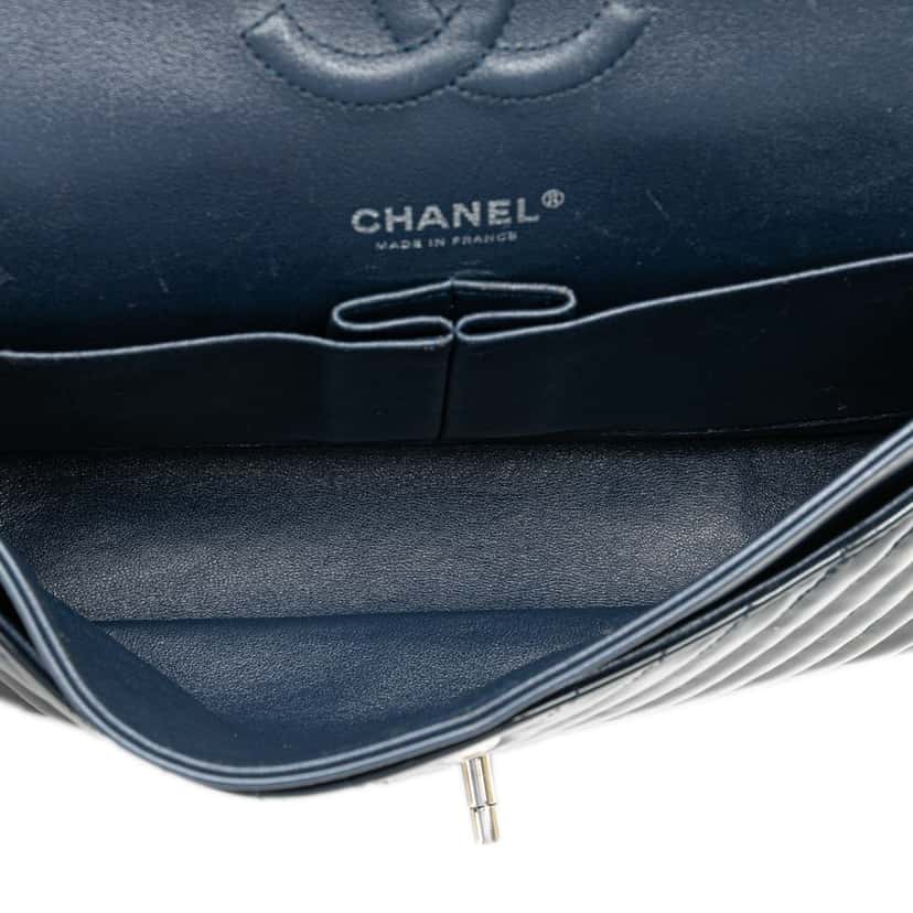 Chanel Medium Classic Chevron Patent Double Flap Blue Leather Good condition - Model View