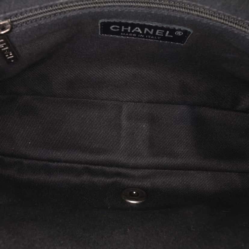Chanel Medium Quilted Iridescent Caviar Easy Flap Red Leather Good condition - Model View