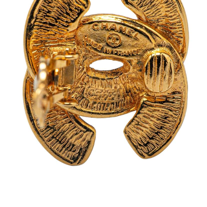 Chanel Gold Plated CC Quilted Clip On Earrings Gold Metal Good condition - Model View