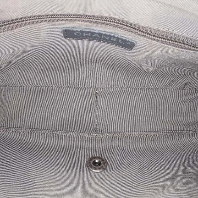Chanel Medium Metallic Quilted Caviar Casual Rock Flap Grey Leather Good condition - Model View