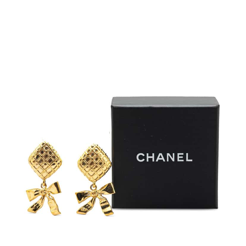 Chanel Drop Bow Clip On Earrings Gold Metal Good condition - Model View