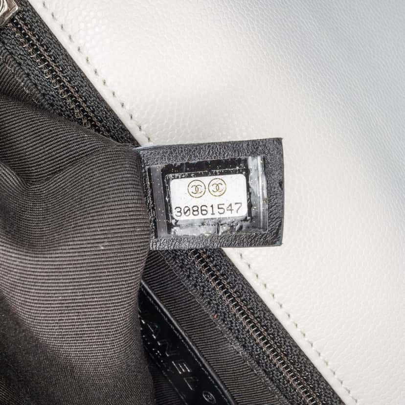 Chanel Medium Quilted Caviar My Everything Flap White Leather Good condition - Box View
