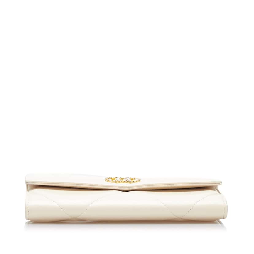 Chanel 19 Flap Continental Wallet White Leather Fair condition - Model View