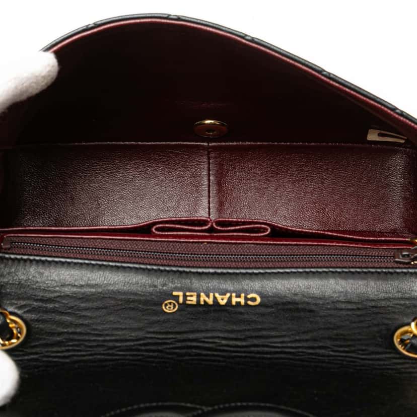 Chanel Medium Quilted Lambskin Full Flap Black Leather Good condition - Model View