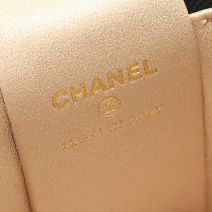 Chanel Mini Quilted Lambskin Ruched Handle Vanity Case Black Leather Good condition - Model View