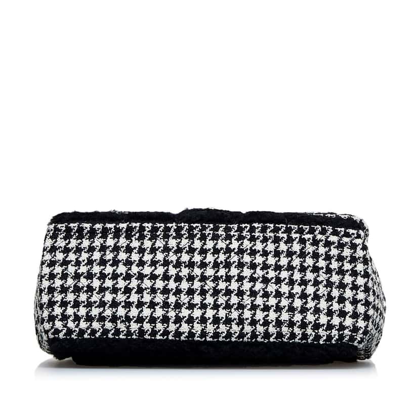 Chanel CC Shoulder Bag Black Good condition - Model View